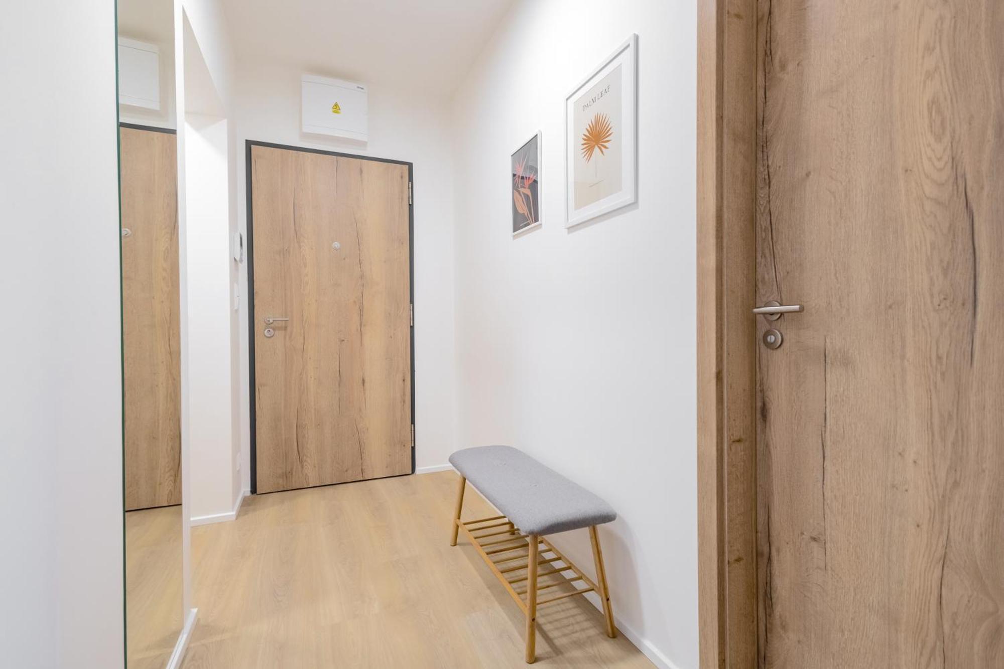 Apartmán Bright 2Br - 8Th Floor, Balcony, Free Parking - By Gravity Praha Exteriér fotografie