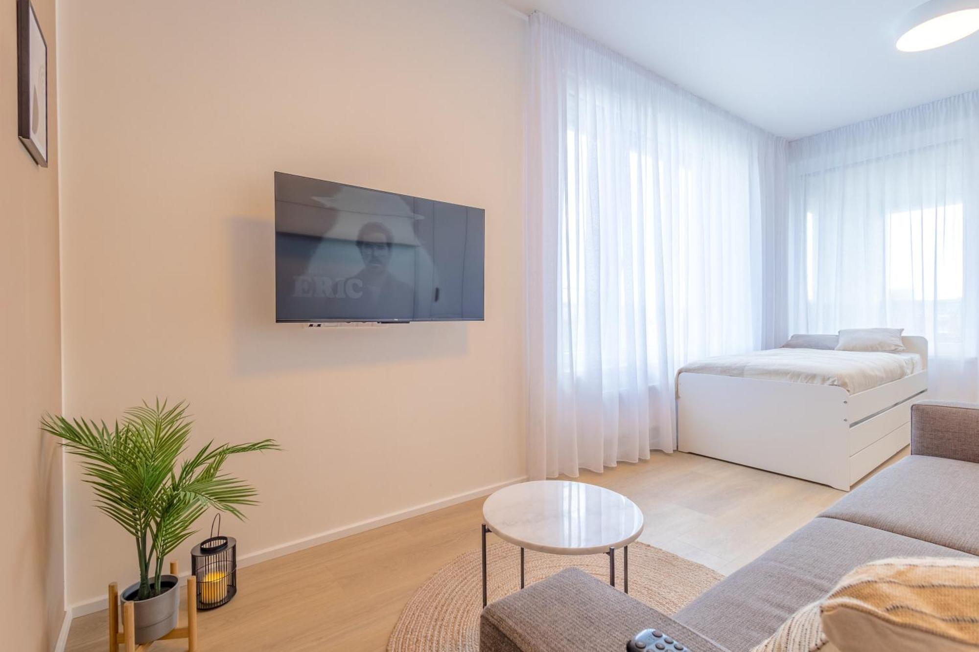Apartmán Bright 2Br - 8Th Floor, Balcony, Free Parking - By Gravity Praha Exteriér fotografie