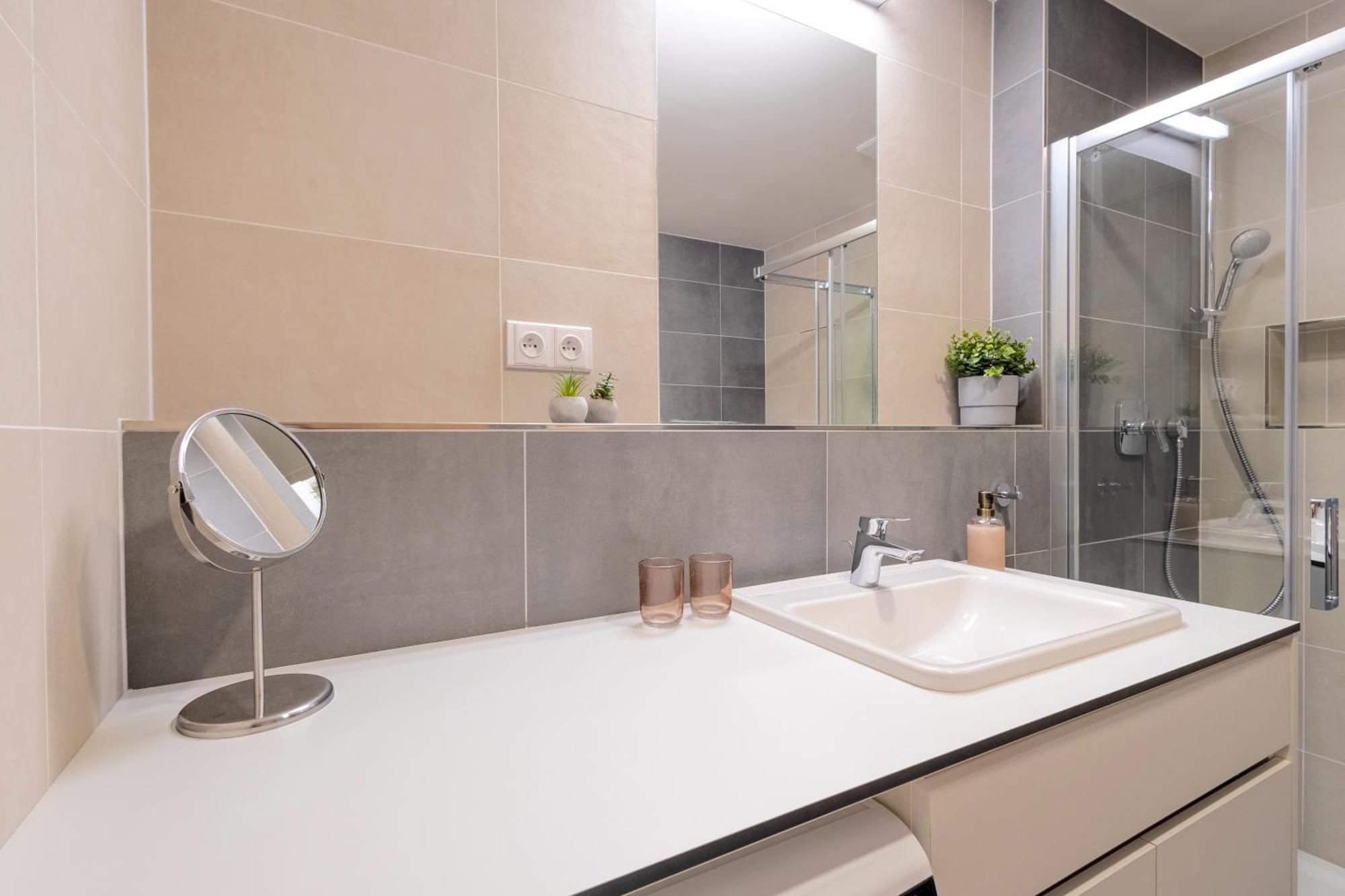 Apartmán Bright 2Br - 8Th Floor, Balcony, Free Parking - By Gravity Praha Exteriér fotografie