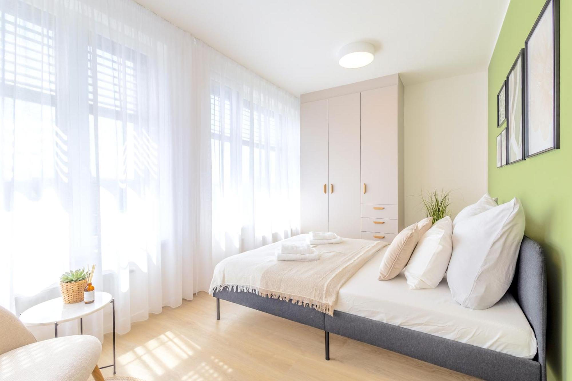 Apartmán Bright 2Br - 8Th Floor, Balcony, Free Parking - By Gravity Praha Exteriér fotografie